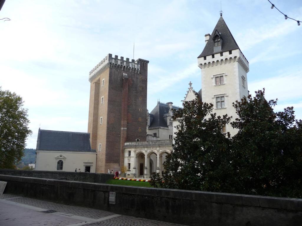 Hotel Le Postillon Pau Eksteriør billede